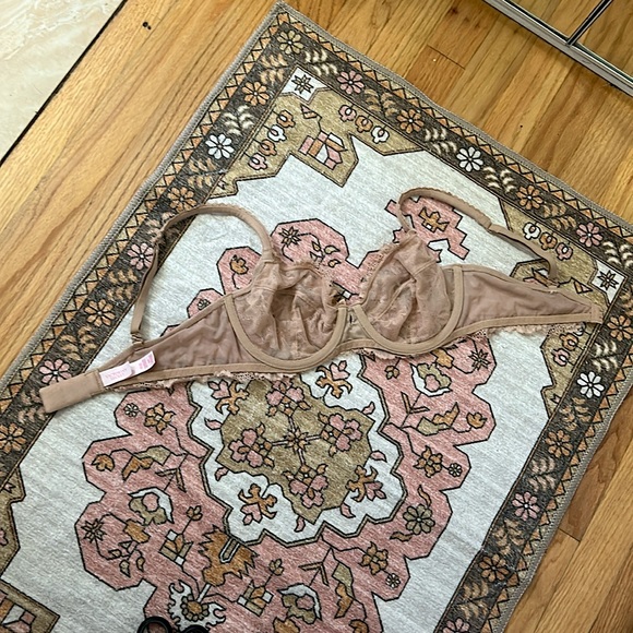 ✨ Victoria’s Secret ✨ EUC Body By Victoria Nude Unlined Demi Lace Bra 34C - Picture 4 of 8